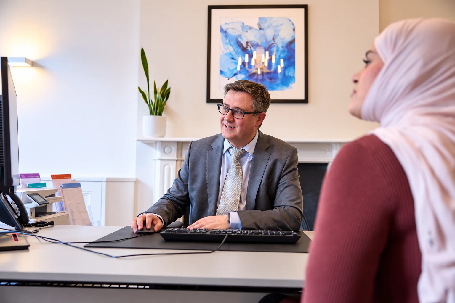 Dr Ricardo José consulting with a patient in a London clinic